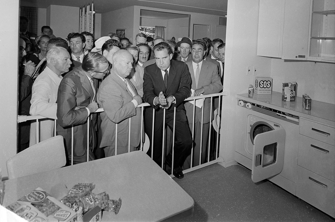 1959 “kitchen debate” btw Nixon/Khrushchev, in which Nixon presented labor-saving devices in US homes as evidence of the US’ superior way of life is a *perfect* entrée into what was actually ambivalence abt how all that leisure was making white suburbanites lazy+fat/2