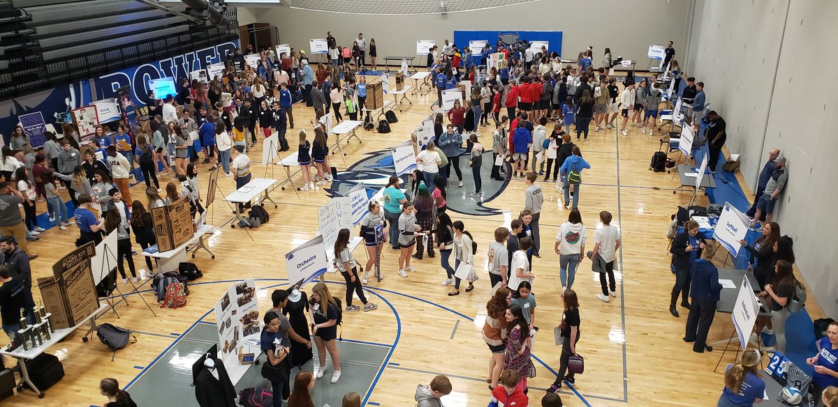ADNovacekOPS233's tweet photo. Clubs, Activities, Sports??? Find your passion Class of 2024! #activityfair #OwlPower https://t.co/2s10ggYAup