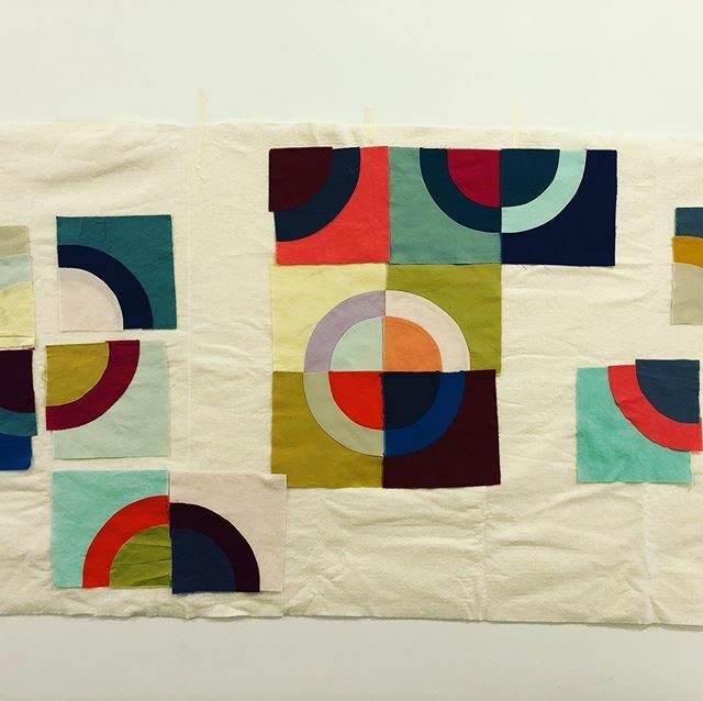 hodgepodgefarm's tweet image. soooo happy i finally hung my #designwall in my studio yesterday! now i can play with colors all day. why did it take me so long to masking-tape a piece of batting to the wall...??? #calpatchstudio #colorcollective ift.tt/39niQtz