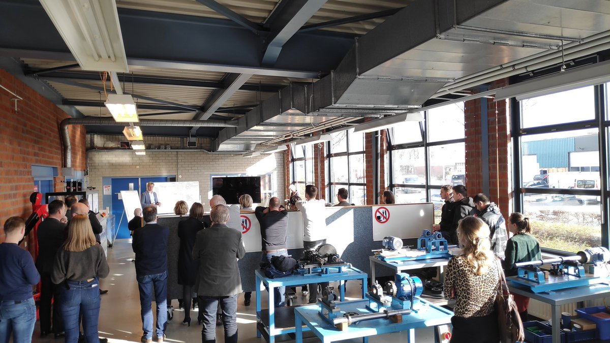 Constructieve bijeenkomst voor de realisatie van het Tiny House. Waterstof in de gebouwde omgeving vraagt acceptatie van burgers. Studenten <a href="/Alfacollege/">Alfa-college</a>, bedrijfsleven en gemeente <a href="/hoogeveen/">hoogeveen</a> werken samen om dat op te lossen. Een waterstof-Tiny House. Binnenkort in uw gemeente.