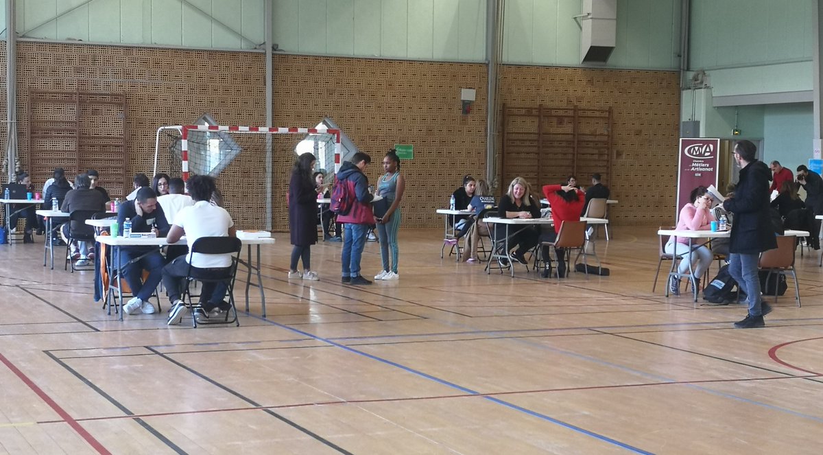 kbourdeleau's tweet photo. Les buts de l’emploi : une rencontre autour du #sport entre #jeunes et #recruteurs suivie d’un #jobdating ! Une approche différente du #recrutement qui facilite les échanges ! #versunmétier #avecpoleemploi #missionlocale @poleemploi_ara https://t.co/BAEEYiVhKe