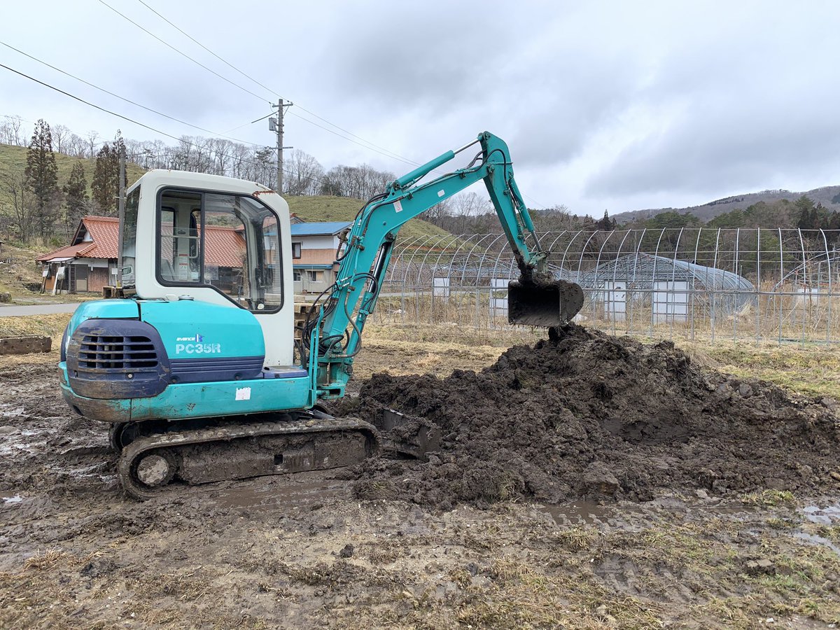 ashiatoyahata's tweet photo. この現場の水路工事終わりました。
側溝際の土は掃除したり、長年経つと土草が水路に被ってくるので平に仕上げた方がいいです👍
#工事
#コンクリート
#水路
#土木
#pc35 https://t.co/mAC46iaEsQ