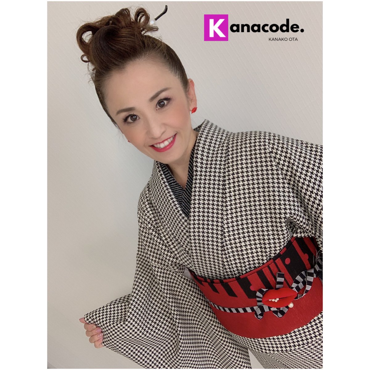 Kanacode1's tweet photo. 着物→千鳥格子小紋
帯→wakkaの半幅帯
クチビルのブローチを帯留にして💋
帯は結ばない帯結びで(^^)
#Kanacode
#かなコーデ
#結ばない帯結び
#wakka
#千鳥格子
#大田呉服店
#着物
#カジュアルキモノ
#沼津
#着付け https://t.co/KNInVx0CdC