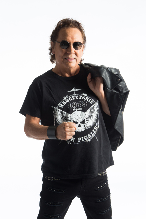 RadioMetal's tweet photo. Pour les trentenaires et quarantenaires, Bernard Minet c’est toute leur enfance : les Musclés, le Club Dorothée, Bioman… Mais si on s’intéresse plus à sa carrière, c’est surtout un batteur et un musicien de métier. Interview avec #BernardMinetMetalBand : https://t.co/D6MVVGT66o https://t.co/mE5m8PywnB