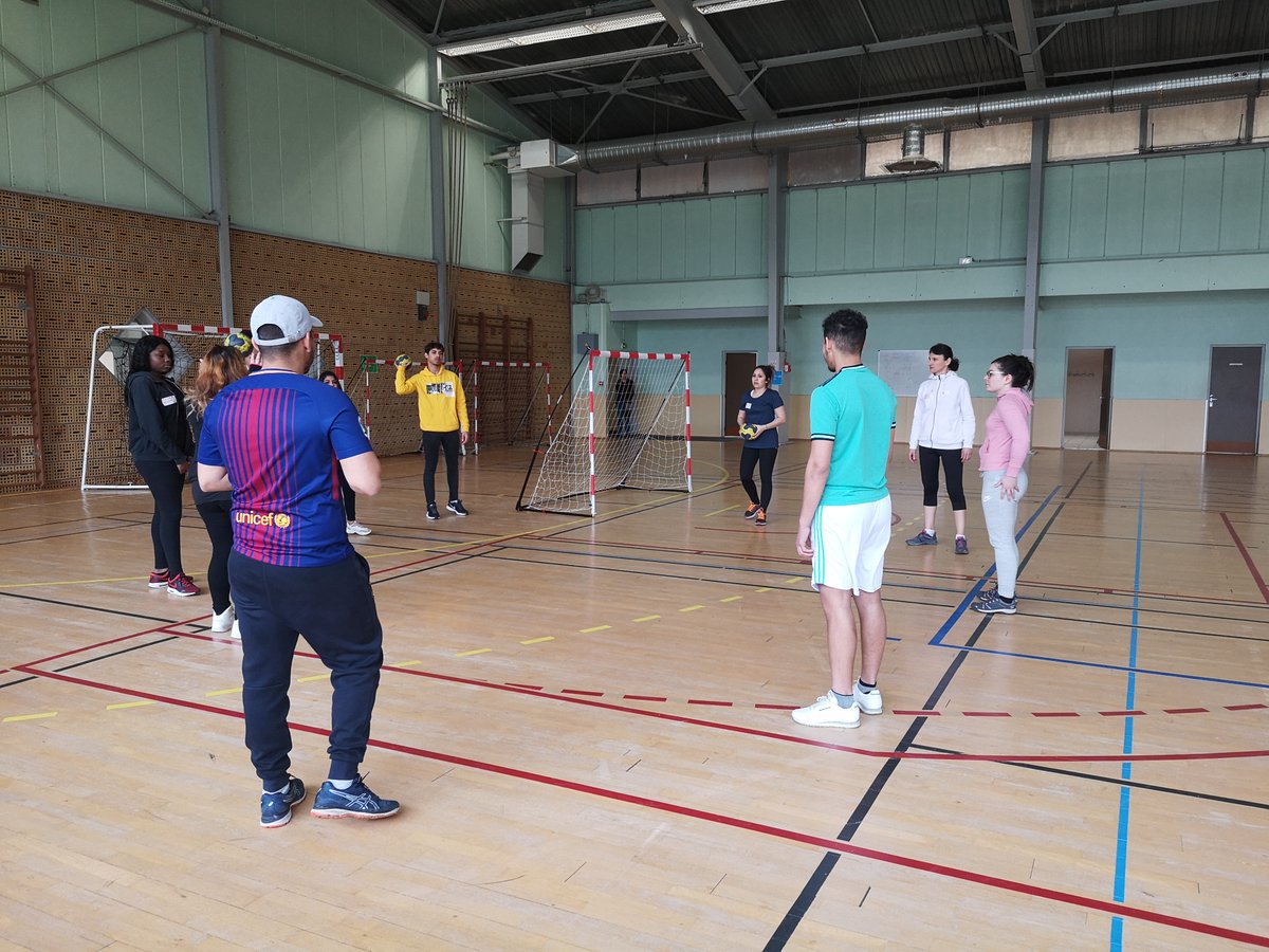 kbourdeleau's tweet photo. Les buts de l’emploi : une rencontre autour du #sport entre #jeunes et #recruteurs suivie d’un #jobdating ! Une approche différente du #recrutement qui facilite les échanges ! #versunmétier #avecpoleemploi #missionlocale @poleemploi_ara https://t.co/BAEEYiVhKe