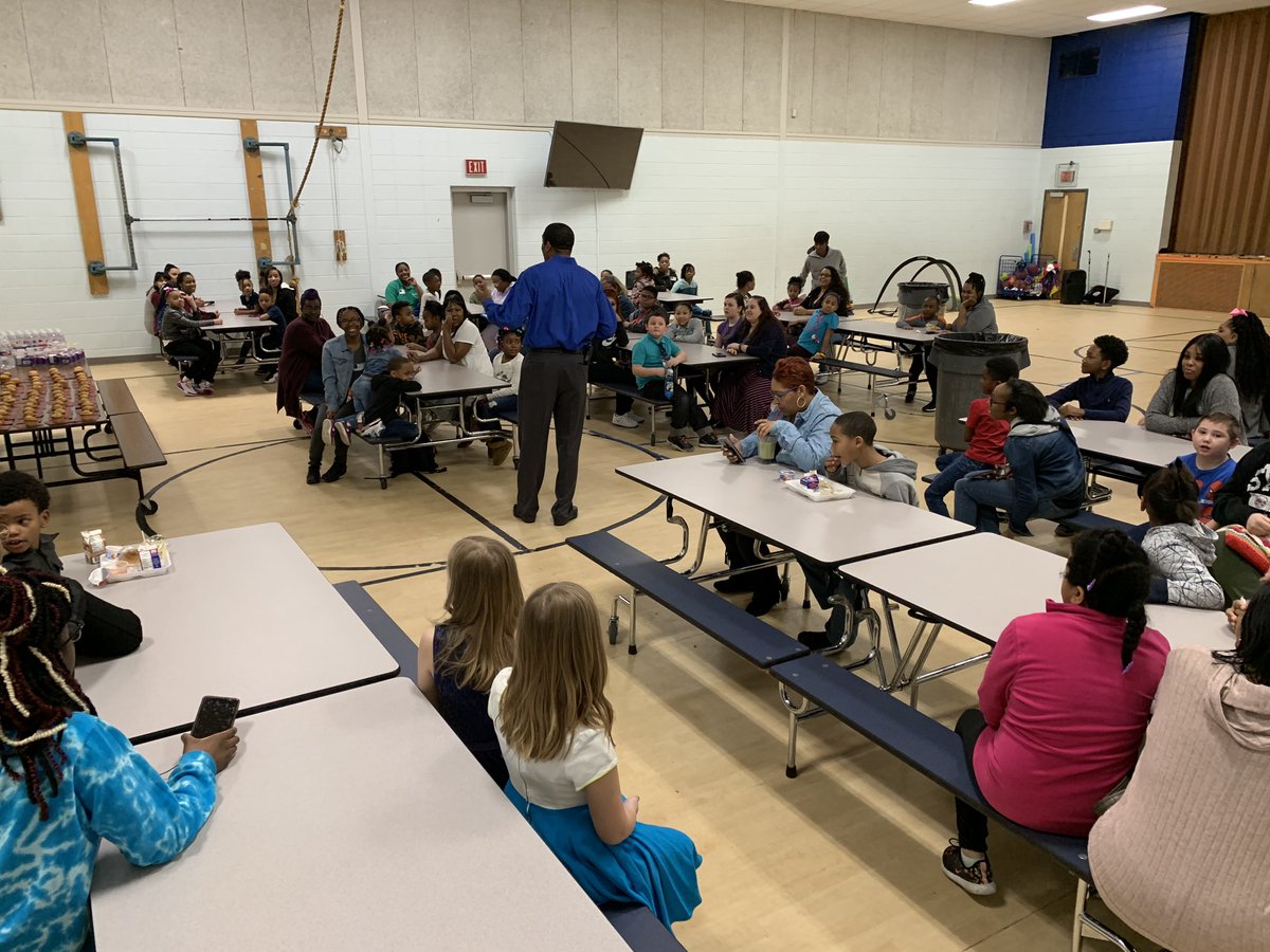 amp8819's tweet photo. Good turnout at Muffins w/mom this morning! @HMSANTAFE thanks Ms Sydnor for putting it all together! https://t.co/bVUaVZfh45