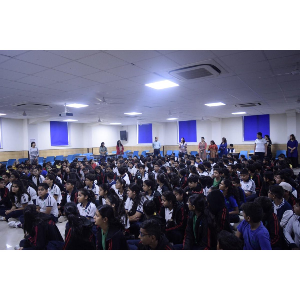 Dr. Jayshree Periwal conducted a session with middle school students on ‘Character Building and The Right Way of Social Conduct.’
#jpischool #studentsessions #jpischool #interactivelearning #education #socialconduct #characterbuilding  #newexperience #juniorschool #jaipur