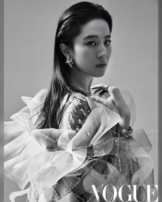 Vogue China April 2020 ESRcuqPUcAEXZOp?format=jpg&name=small