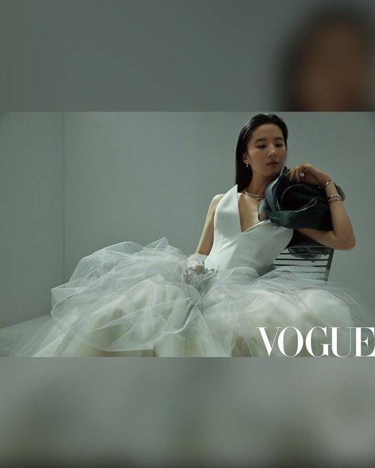 Vogue China April 2020 ESRcuqvU4AAa1Jd?format=jpg&name=small