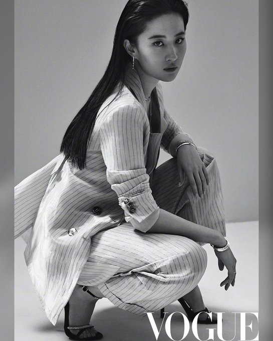 Vogue China April 2020 ESRcyg2U0AUNvRx?format=jpg&name=small