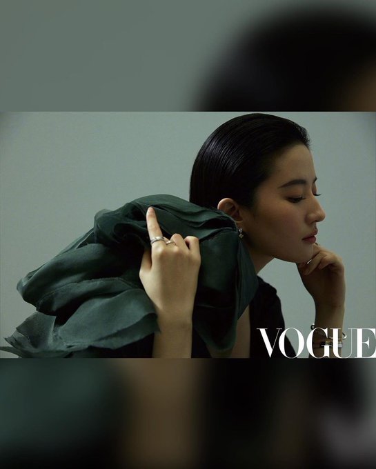 Vogue China April 2020 ESRcyg3UcAEJMcE?format=jpg&name=small