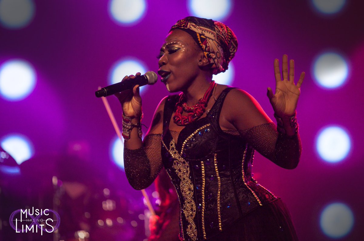 La poderosa voz de Calypso dota de cuerpo y alma a cualquier melodía, clásica y contemporánea. 🎤 ¿Quieres saber más sobre ella? ¡Deja tus preguntas aquí abajo!👇🏾