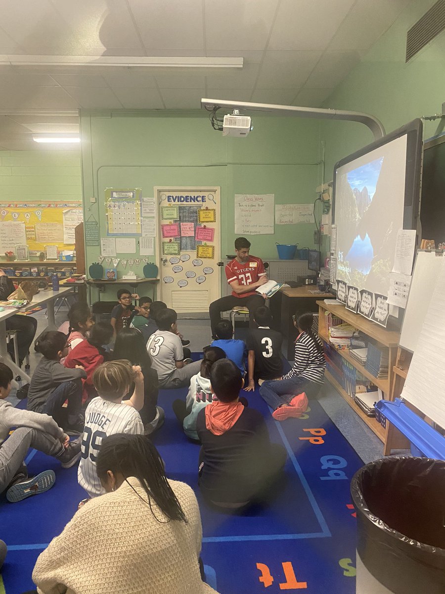 RUmlax's tweet photo. Great way to start the day spending time and interacting with the kids at Lincoln Elementary School⚔️🛡#ReadAcrossAmerica2020 https://t.co/XoekmuwmYR