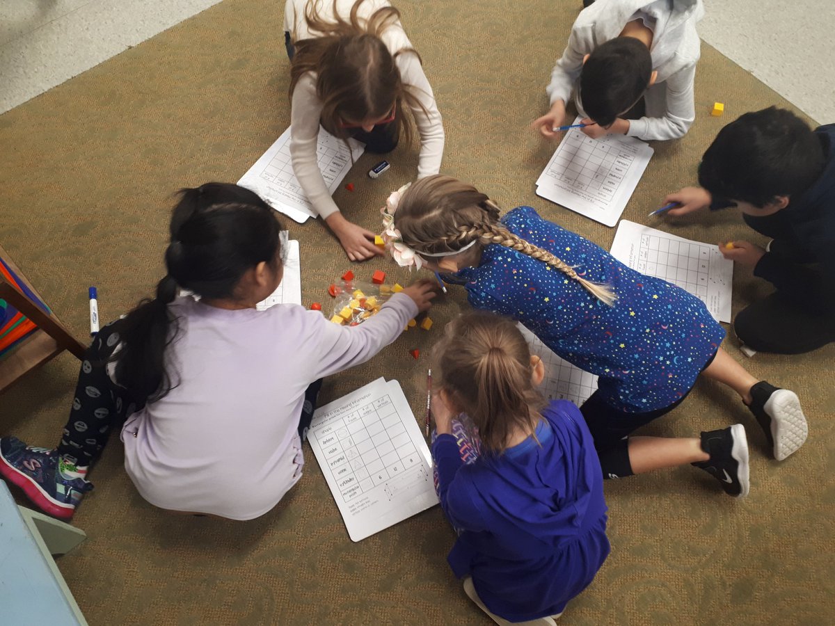 theresatoschkof's tweet photo. exploring 3D solids and recording their attributes...#groupworkrocks #geometrytime @StGabWings https://t.co/cXZYEgI8Qo
