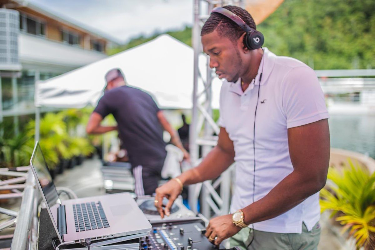 SelectorMyles's tweet photo. This is how I escape my trouble, I get on the ones and threes and juggle.
#SelectorMyles
#JugglingMachine
#FrenchToast
#Carnival2020
#HouseOfSiete https://t.co/DjW6XzR9aH