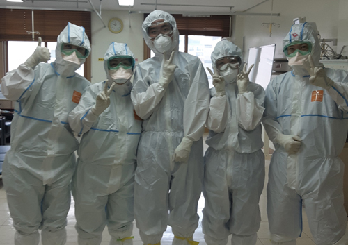 새내기 간호사, 입대 미루고 코로나19 봉사 dlvr.it/RRDj0b