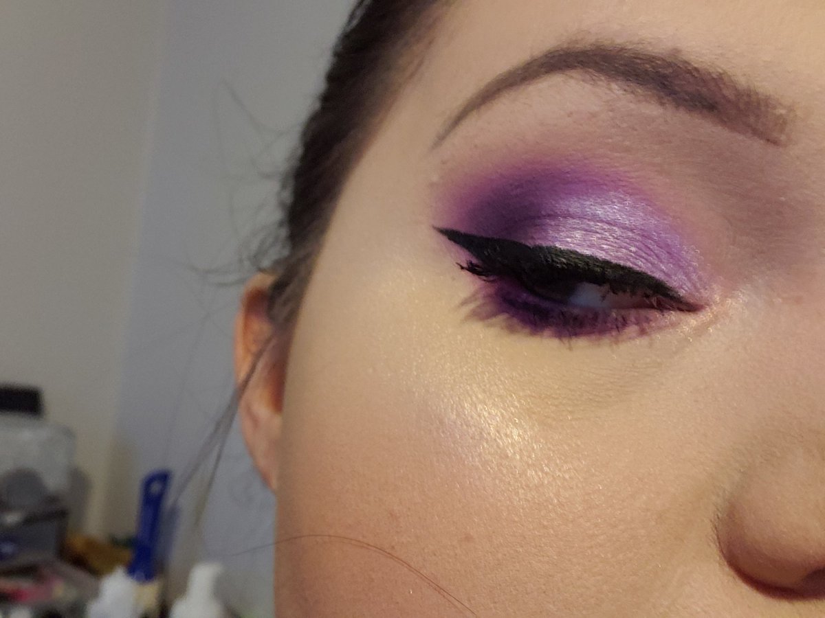 mooney_bre's tweet photo. #BLOODLUST 💜🔮 I am OBSESSED with this palette!! @JeffreeStar https://t.co/zvEhOl8rn4