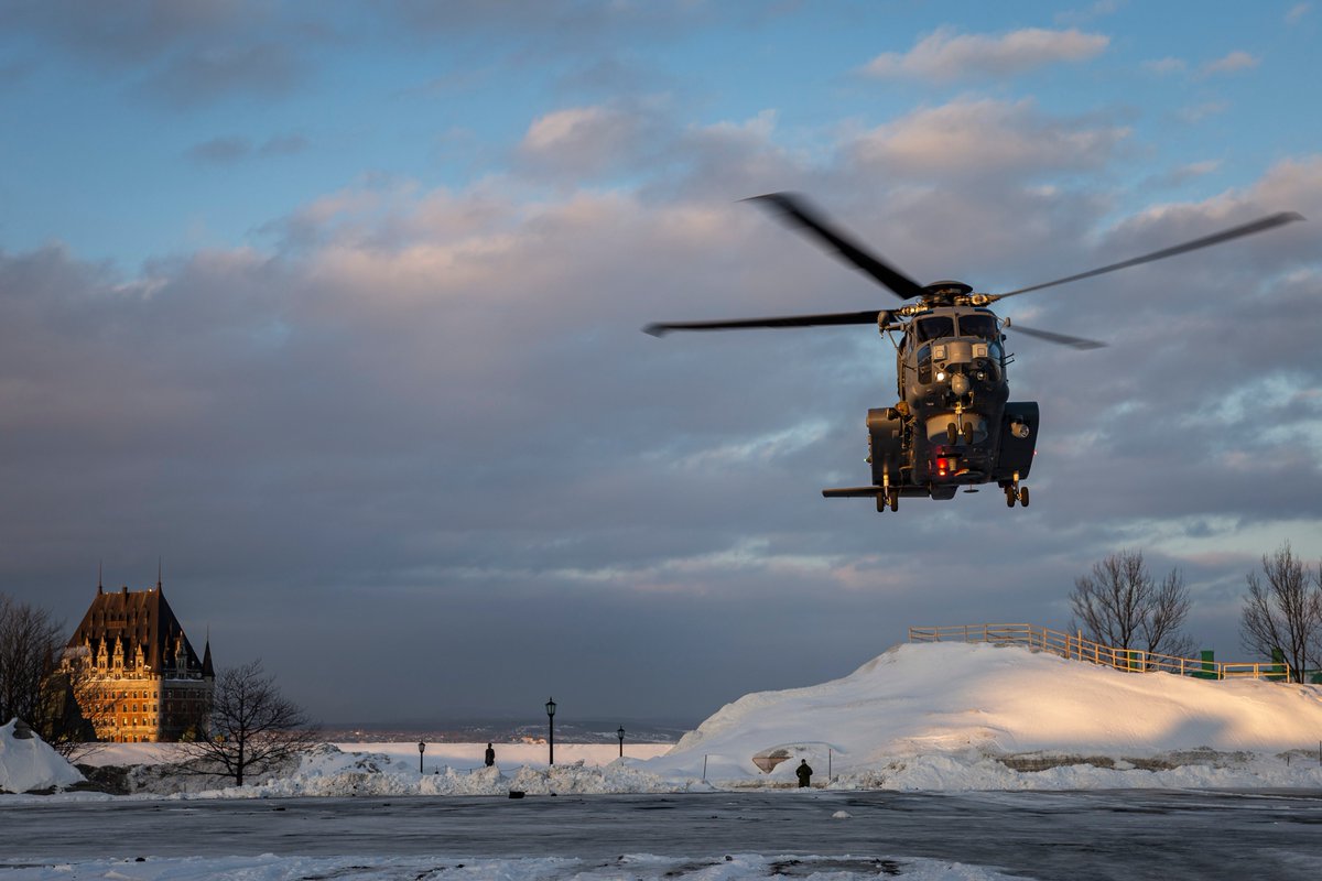 ARC_RCAF's tweet photo. Oooh la la !
À l’occasion du #mercredi #RotorsEtPales, nous vous proposons de superbes photos d’un CH-148 Cyclone volant à proximité du Château Frontenac, à Québec. #ARC #avgeeksFR
📷 Sdt Jessica Blackburn
Section d'imagerie BFC Valcartier https://t.co/upYnKkb7l3