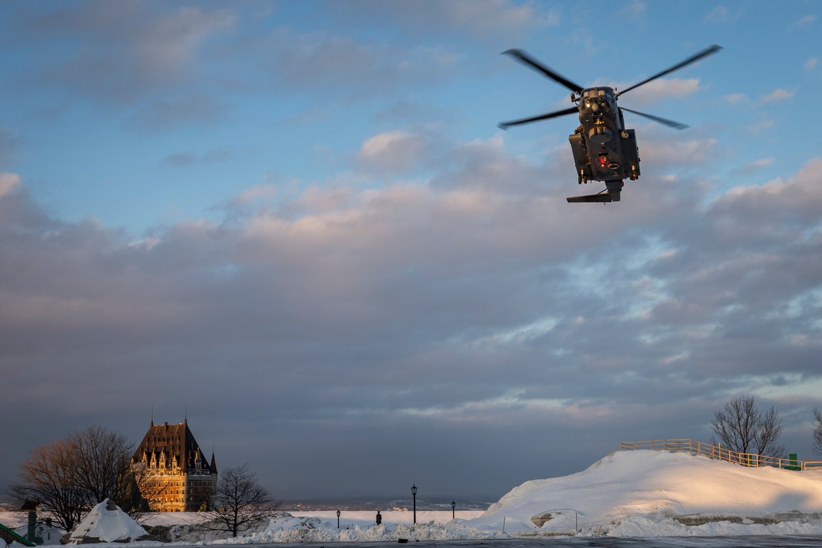 ARC_RCAF's tweet photo. Oooh la la !
À l’occasion du #mercredi #RotorsEtPales, nous vous proposons de superbes photos d’un CH-148 Cyclone volant à proximité du Château Frontenac, à Québec. #ARC #avgeeksFR
📷 Sdt Jessica Blackburn
Section d'imagerie BFC Valcartier https://t.co/upYnKkb7l3