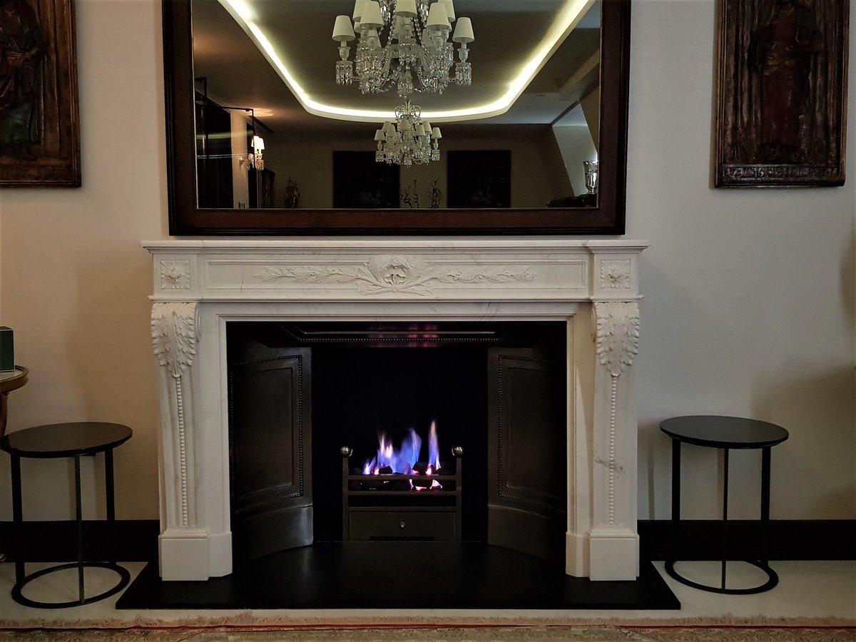 SignatureFires's tweet image. French style Chimneypiece in Statuary marble with polished contre coeur panels and an 18" Popular fire grate with remote controlled 6.9Kw gas fire .

London, W1