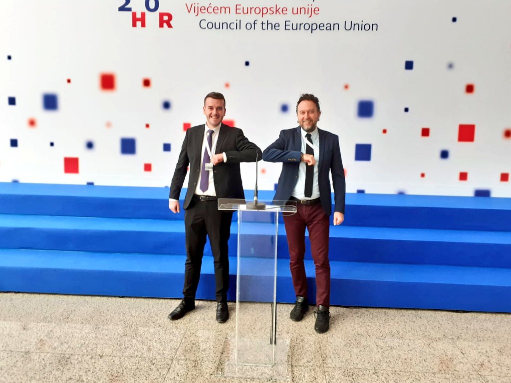kresoglavac's tweet photo. 🧫The #COVID2019 chronicles. 
🤝Handshake alternatives:
💪The "elbow"
🙏 The Thai "wai"
👋 The "wave" https://t.co/N7PSnsbyjg