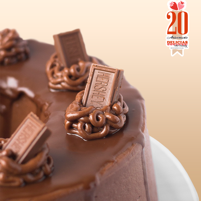 Delicias_Fans's tweet photo. Nuestro delicioso Pastel Ciocolatissimo Jr.
Mucho chocolate distribuido en una rosca de pan envuelta de chocolate cremoso, bañada con jarabe oscuro y adornada con #Hersheys .

¿A quién conoces que le encante el chocolate?👀

#DeliciasDelContry
#SiempreOriginales https://t.co/ErMxkIwltc