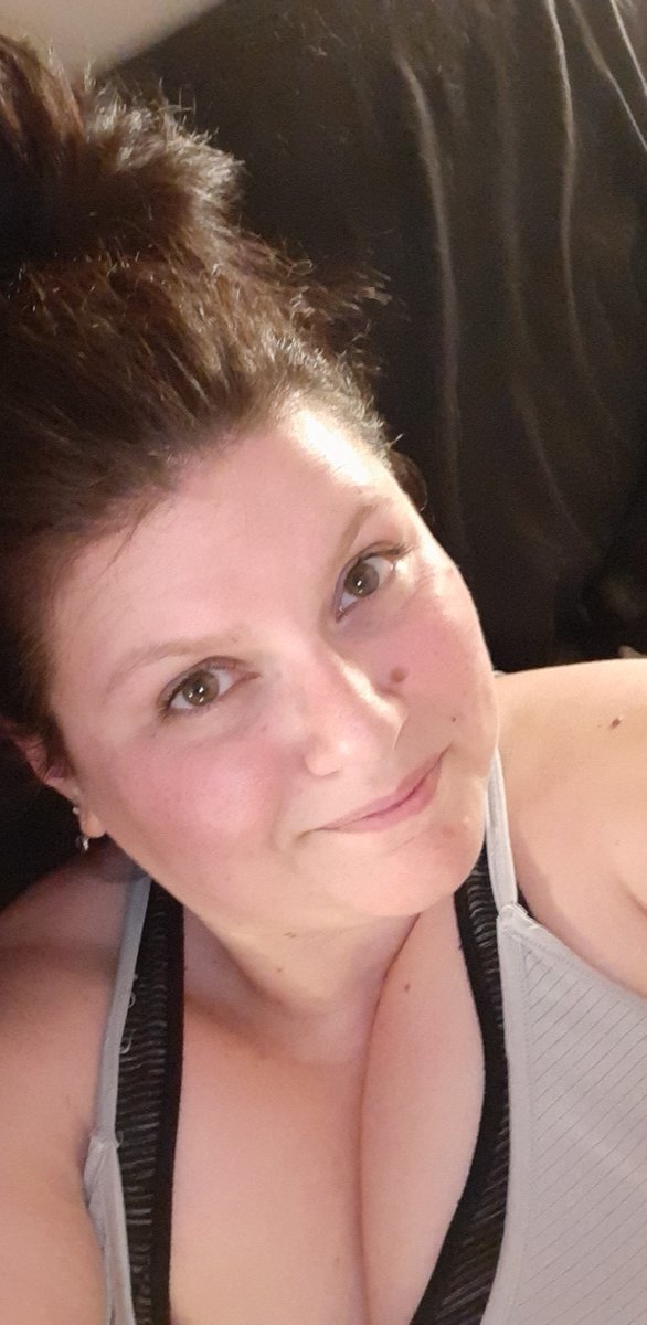 KerryBaker1991's tweet photo. This me, I have depression and anxiety. I hit my low point this summer and considering ending my life cause I felt like i wasnt worth anything. I was wrong I am seeing a therapist and taking my anti depressants! Lets end the Stigma. Life gets better! #EndTheStigma https://t.co/ju6SD8j3sL