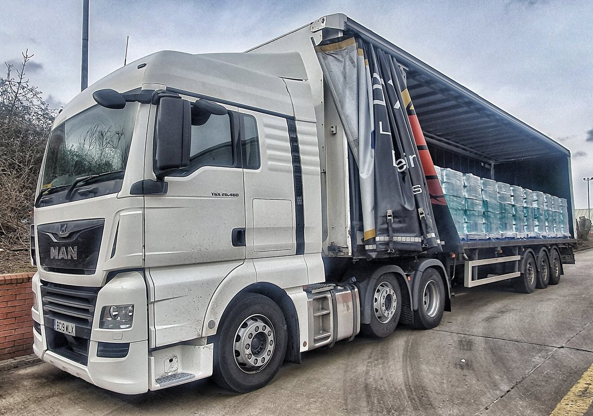 Trucker__Andy's tweet photo. Arrived at delivery, and they was on lunch.. time to get some shine back whilst I wait. #PrideInYourRide #PrideOfTheFleet #ItsAWayOfLife #ItsAPrideThing #SettingTheStandard #NotLettingTheSideDown #ManTrucks @mantruckbusuk #Montracon @Montracon_Ltd #TranslinkExpress @translink_uk https://t.co/SZB6hfktVA