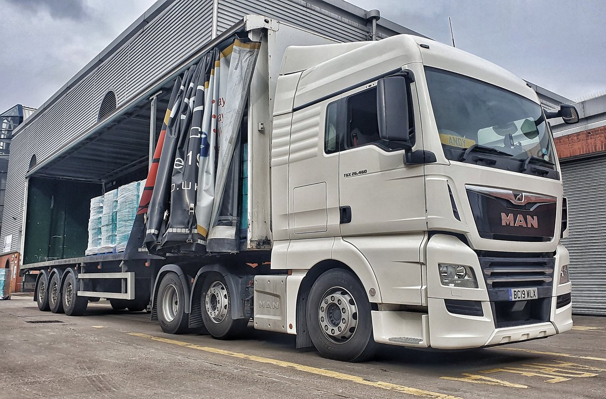 Trucker__Andy's tweet photo. Arrived at delivery, and they was on lunch.. time to get some shine back whilst I wait. #PrideInYourRide #PrideOfTheFleet #ItsAWayOfLife #ItsAPrideThing #SettingTheStandard #NotLettingTheSideDown #ManTrucks @mantruckbusuk #Montracon @Montracon_Ltd #TranslinkExpress @translink_uk https://t.co/SZB6hfktVA