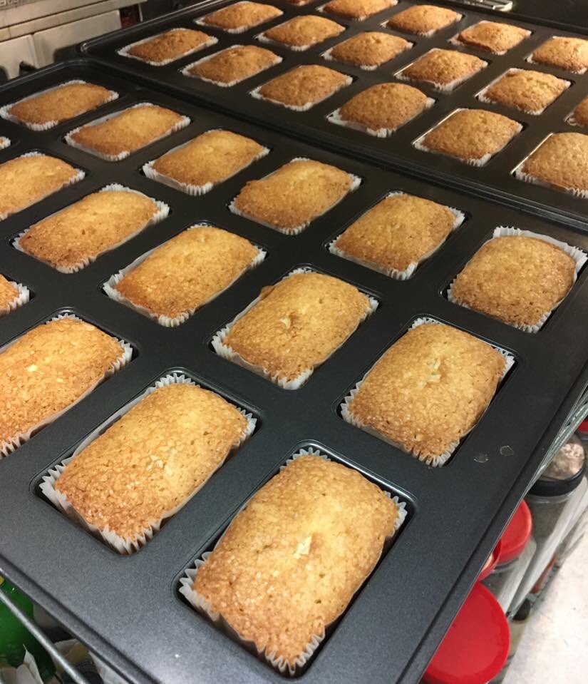 deejayclass6's tweet photo. @HodaAndJenna why would y’all serve willie that DRY pound cake when these mini pounds are fresh out the oven!!!🥰 https://t.co/Tqe3tOYU8Y