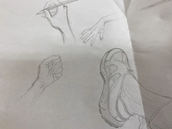 夜勤中暇な時は模写する癖がある
また学生時代に戻って美術の授業受けたいな〜 