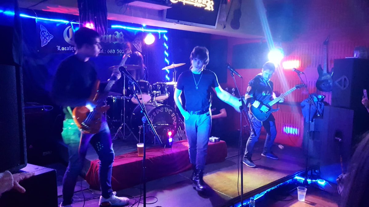 qhimeraband's tweet photo. A esto nos referimos con que #VosotrosSoisQhimera. ¡¡AMBIENTAZO este sábado en Alcorcón, además con la compañía arriba de los geniales @AlasCuervoMetal!!

MUY PRONTO os traeremos novedades sobre fechas y material audiovisual. ¡Estad atentos!

#OsQheremos https://t.co/NIpggqQ4UM