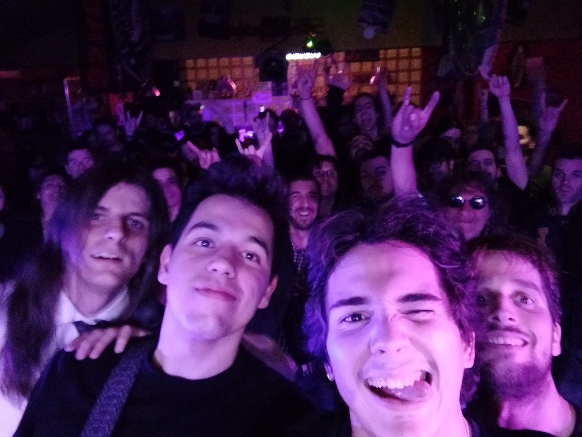 qhimeraband's tweet photo. A esto nos referimos con que #VosotrosSoisQhimera. ¡¡AMBIENTAZO este sábado en Alcorcón, además con la compañía arriba de los geniales @AlasCuervoMetal!!

MUY PRONTO os traeremos novedades sobre fechas y material audiovisual. ¡Estad atentos!

#OsQheremos https://t.co/NIpggqQ4UM