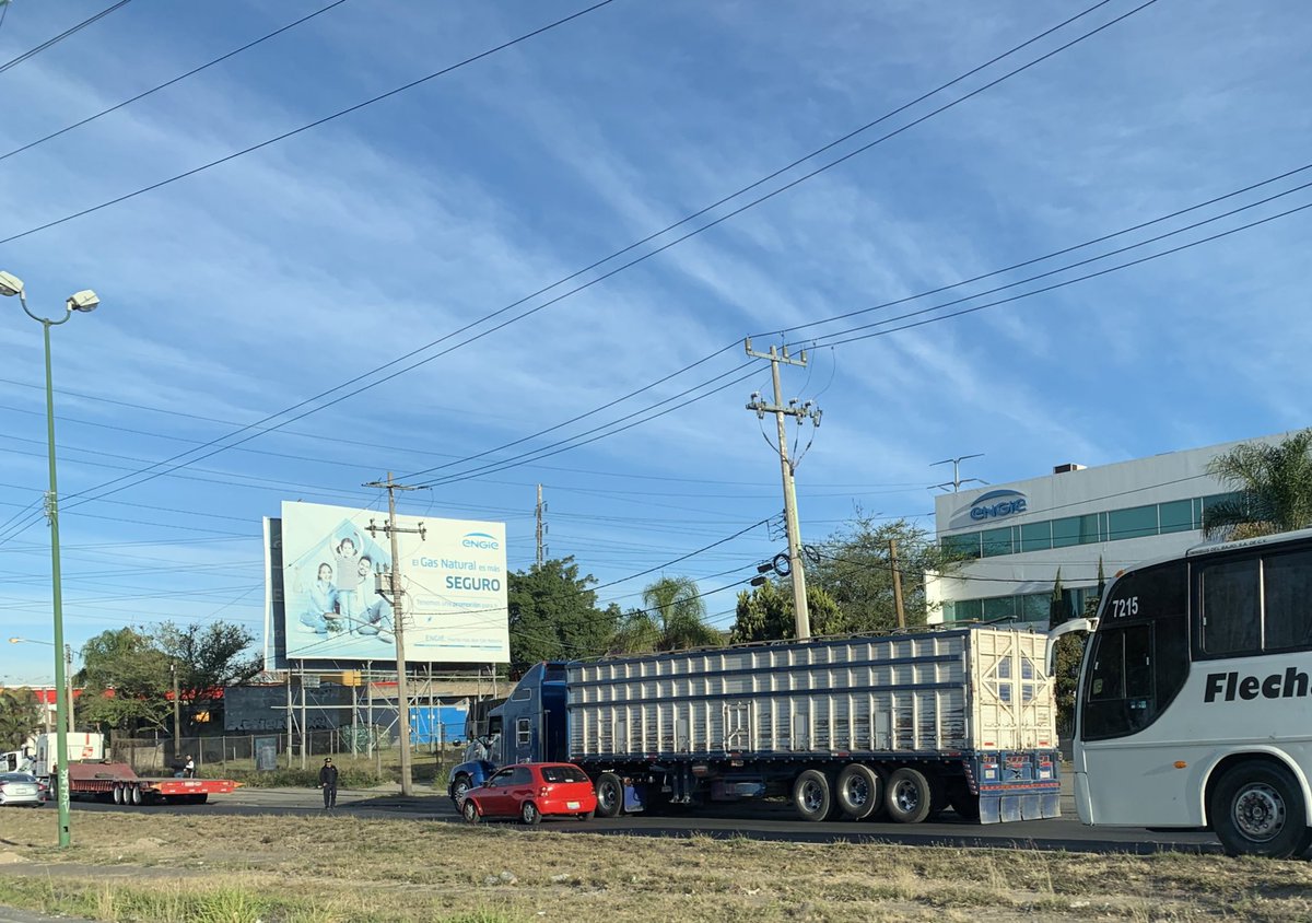DeyBeaN's tweet photo. @IMEPLAN @JaliscoVial @zona3noticias @Trafico_ZMG @PabloLatapi @torreszam @hederzona3 Caos vial en LzCardenas de nodo revolución a Expo ganadera por obras en Lateran y policia vial deteniendo trailers en la única salida a lateral deberían hacerlo a nivel del perímetro marcado. https://t.co/0o7t6MxgFh