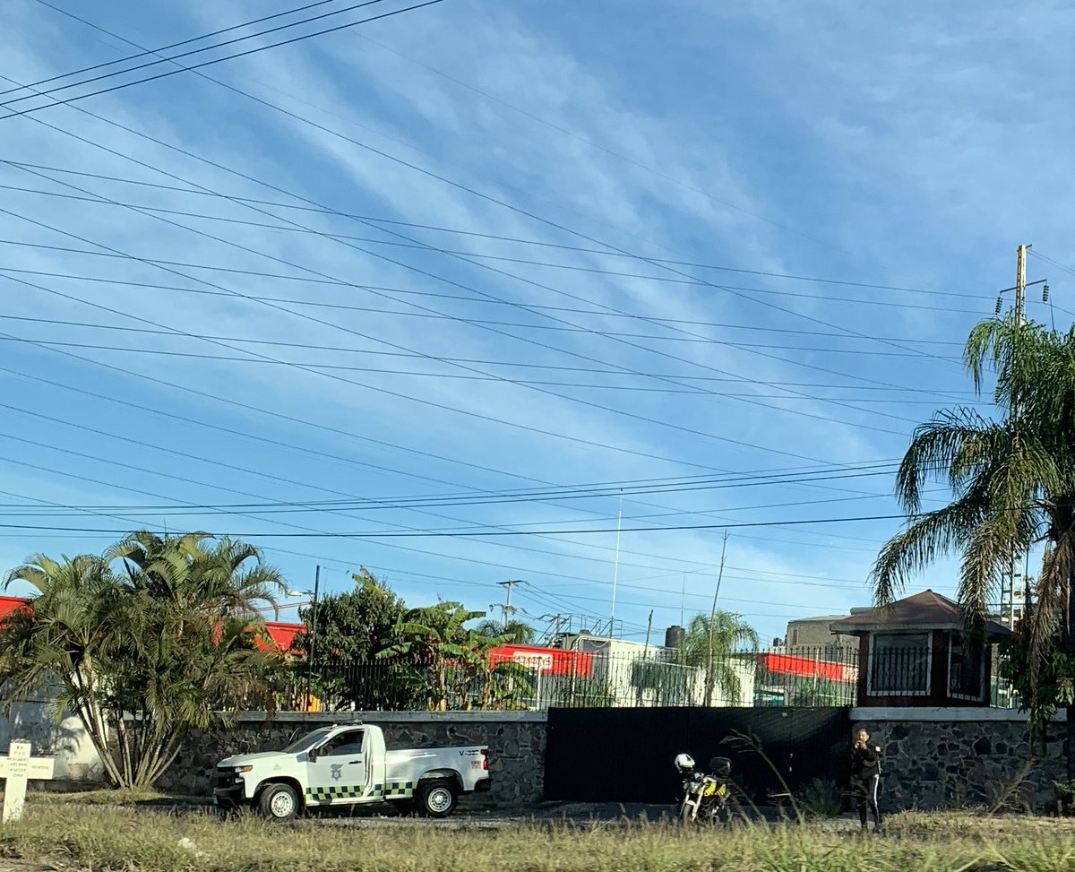 DeyBeaN's tweet photo. @IMEPLAN @JaliscoVial @zona3noticias @Trafico_ZMG @PabloLatapi @torreszam @hederzona3 Caos vial en LzCardenas de nodo revolución a Expo ganadera por obras en Lateran y policia vial deteniendo trailers en la única salida a lateral deberían hacerlo a nivel del perímetro marcado. https://t.co/0o7t6MxgFh