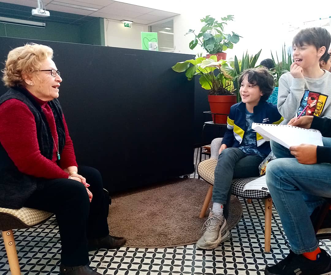 kcmutrecht's tweet image. Groep 8 had een gastles van &apos;De Emigratie Generatie&apos;. Tijdens deze les mochten de leerlingen de migrantenouderen interviewen. 
Er werd aandachtig geluisterd naar de migrantenouderen. Mooi om te zien, groep 8!👍🏼 #migrantenouderen
#interviewen #groep8 #verbinden