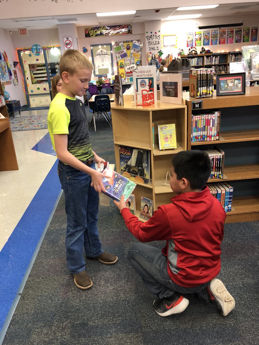 mclendonjl's tweet photo. Students helping students to pick out good books! #thinkbiglisd @LampasasHSE https://t.co/F85FPiUCed