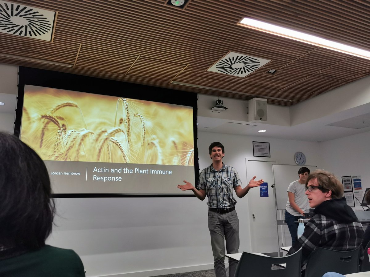 LSI_Exeter's tweet photo. A very topical pair of talks today, one on how pathogens infect animals, the other plants. Great mix of theory Vs experiments! #infection #microsporidia #actin https://t.co/lV9UFe3apX