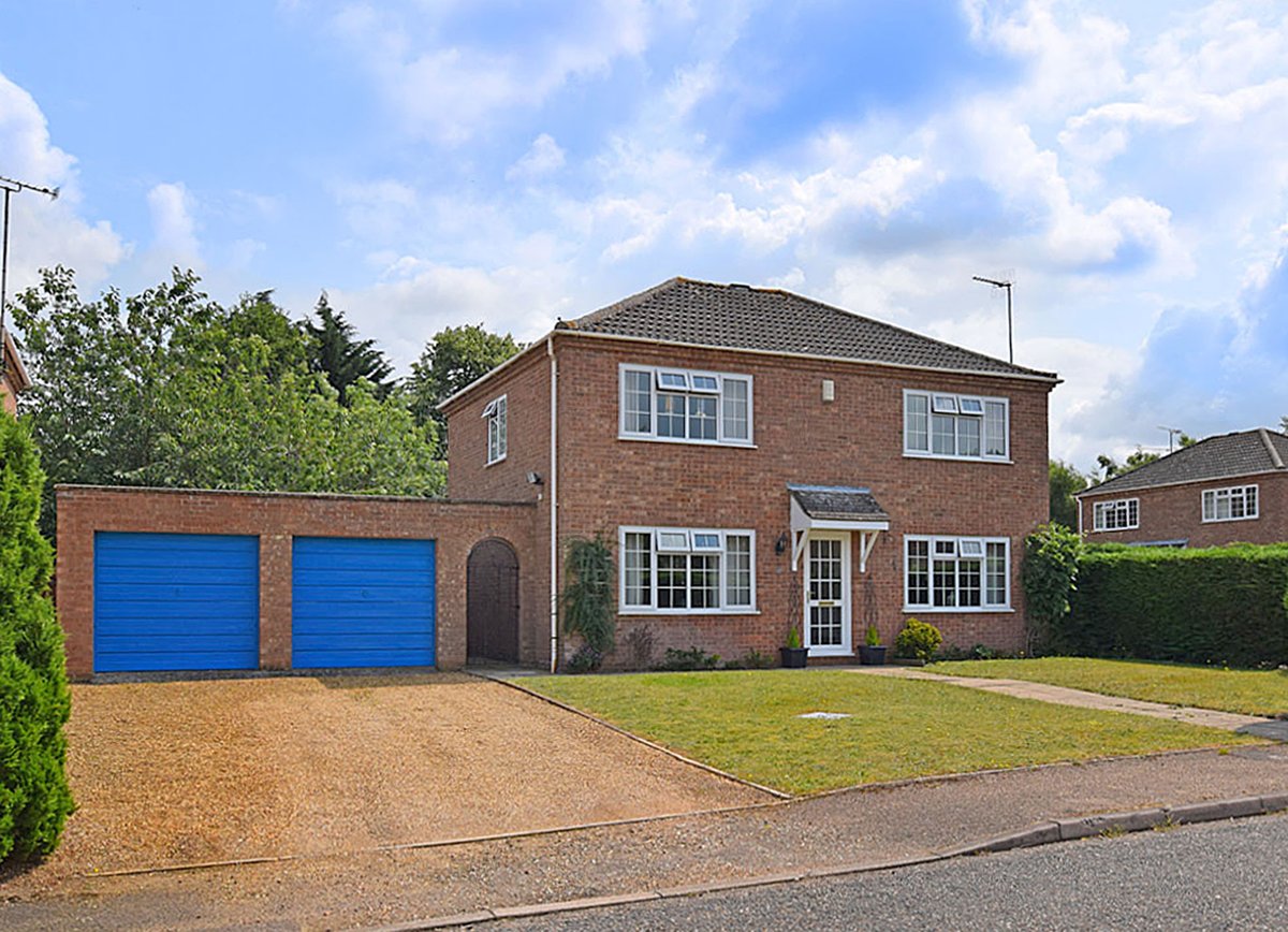 RTestateagents's tweet photo. NEW PRICE!! This fantastic family home has just been reduced. Set in the ever popular South Wootton it could make your ideal home!!! #eastofengland #norfolk #westnorfolk #newhome #house #familyhome https://t.co/rm96WmvSxH