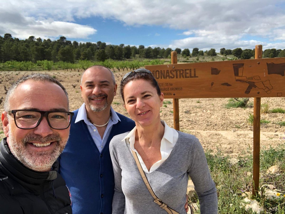 SilvioWine's tweet photo. I nostri clienti Volveré Milano sono andati a visitare Casa Rojo accompagnati da una splendida giornata di sole ☀️ .
Grazie @BodegasCasaRojo
@winelitevini .
—-
#spanishwine #machoman #monastrell
#calice #machoman #toplabel #vendemmia #casarojo #casarojowines #winelite https://t.co/IzJRKnUWE8