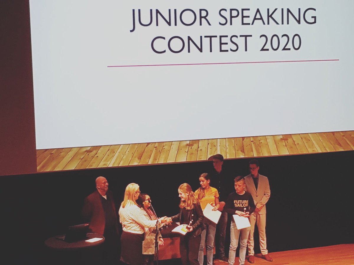 Wauw! Onze leerling Vera heeft de regional round van de Junior Speaking Contest van tweetalig onderwijs gewonnen! 🥇🏆 Gefeliciteerd Vera! 🎉 Op naar de landelijke finale. #topprestatie #tweetaligonderwijs