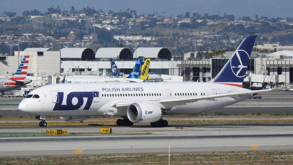 veryboeing's tweet photo. LOT #B787 -8 #SPLRB landing WAW-LAX #LO21 https://t.co/Sis9bqWbVC