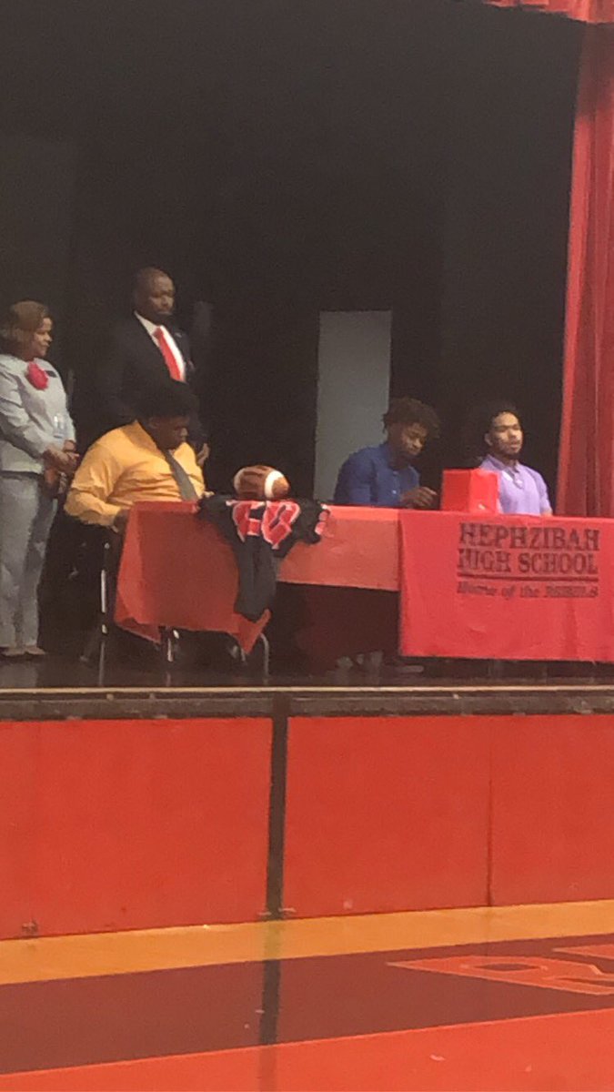 ratedTJ_1914's tweet photo. @corveacurtis @troymoss21 @Hothead_D12 congratulations fellas #2020signingday @RecruitGeorgia #8commitments https://t.co/EWYuMEe2Yd
