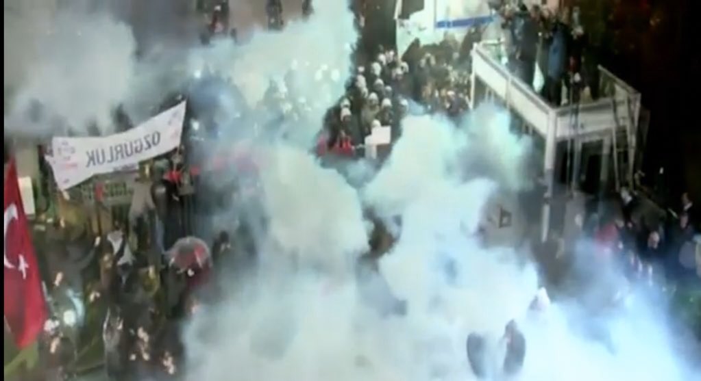 4 yıl önce bu saatlerde Erdoğan rejimi, çalışanlarımıza ve okurlarımıza biber gazı sıkarak #Zaman gazetesini vahşice işgal etmişti. Danışmanı ilk kez doğru söylüyor!
UNUTMA!
#GazetecilikSuçDeğildir 
#JournalismIsNotACrime