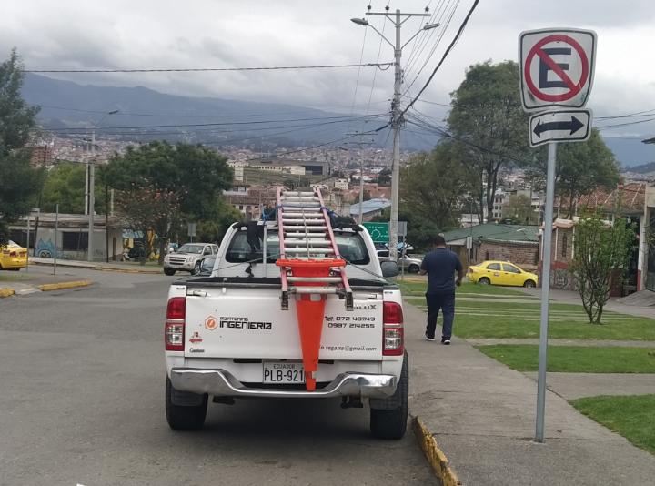 CuencaTransito's tweet photo. En otro lado de la ciudad. Sector Gapal automotor en zona de prohibido estacionarse. https://t.co/1yDOfS7w7o
