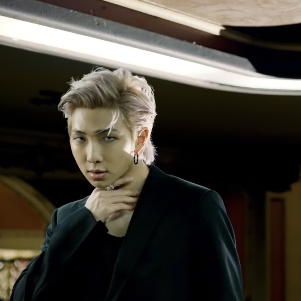 habitualyoongi's tweet photo. can he step on me , it would hurt less #BlackSwan https://t.co/vLC7mSD9IX