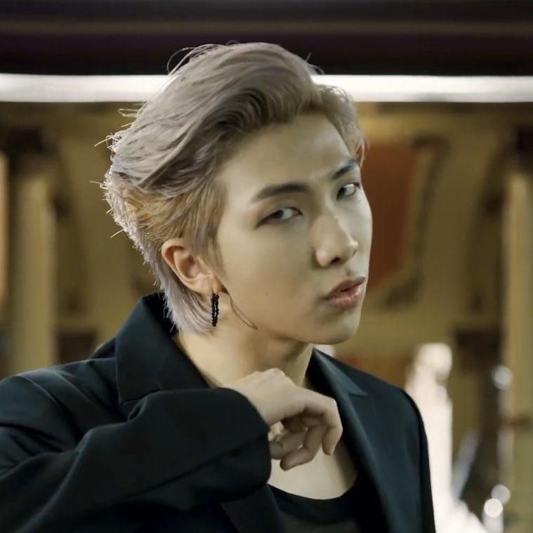 habitualyoongi's tweet photo. can he step on me , it would hurt less #BlackSwan https://t.co/vLC7mSD9IX