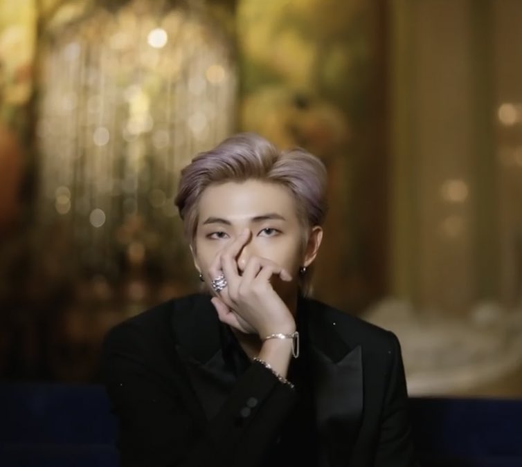 habitualyoongi's tweet photo. can he step on me , it would hurt less #BlackSwan https://t.co/vLC7mSD9IX