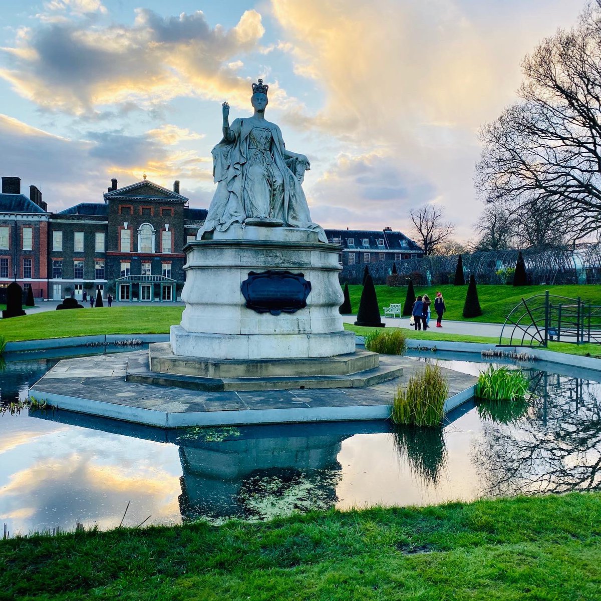 queenvicfavs's tweet photo. QueenVic looking good at Sunset 👑 #Kensingtonpalace #london #Queens #sunsets #royalty https://t.co/NHFjY2NAVF