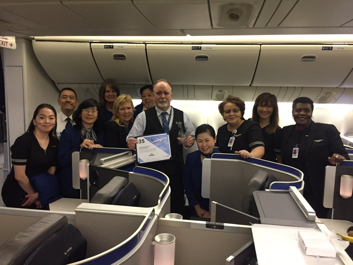 itizarry's tweet image. #UAIFSbaseIAH congratulates Dan on his 35 yrs of service @weareunited ✈️ Thank you Dan, what a great accomplishment 👍🏻 @hka4htide